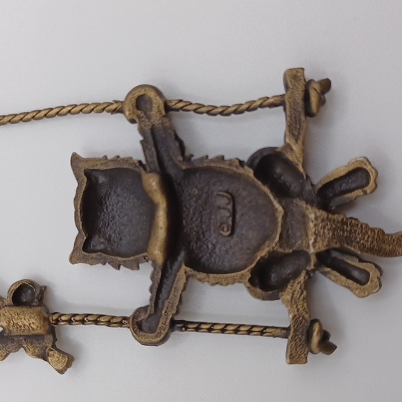 JJ Swinging Cat Brooch - Picture 4 of 5